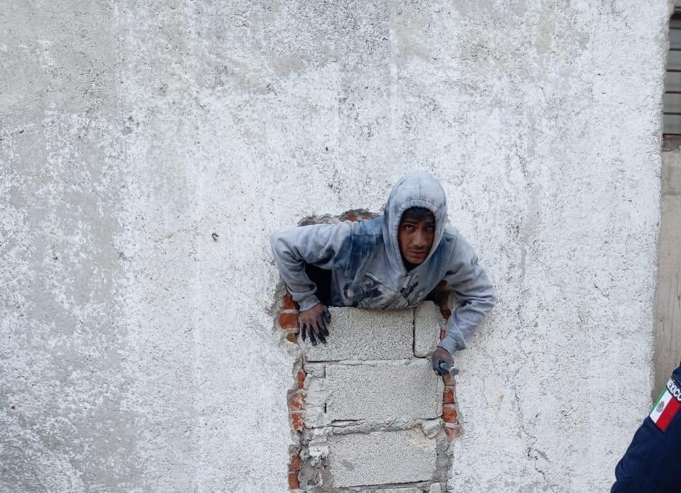 ¡Pobrecito! Ratero queda atrapado en boquete y lo detienen