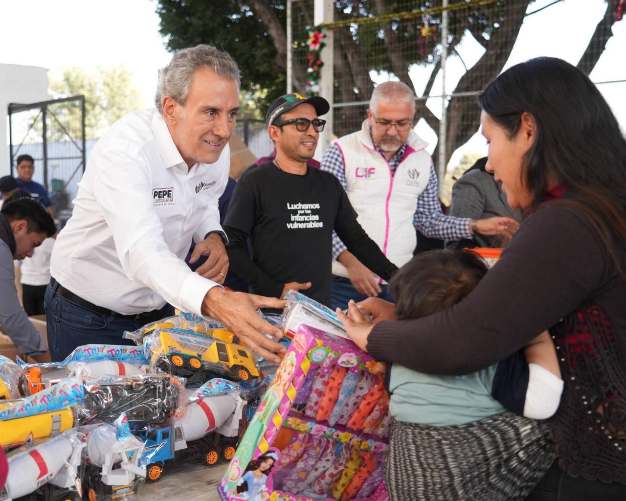 Entrega Pepe Chedraui juguetes a niñas y niños de san Andrés Azumiatla y los Ángeles Mayorazgo