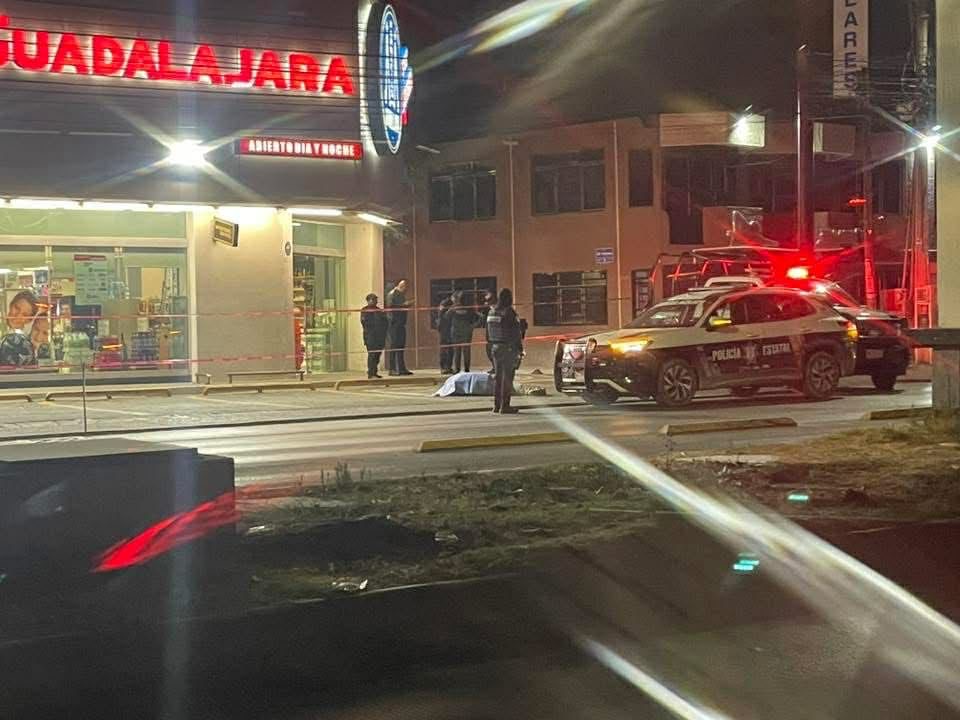 Asesinan a masculino a las afueras de farmacia en Puebla