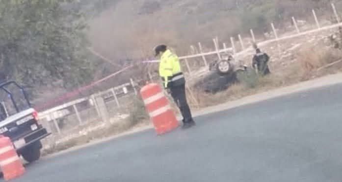 Fallecen dos personas en volcadura de Izúcar de Matamoros