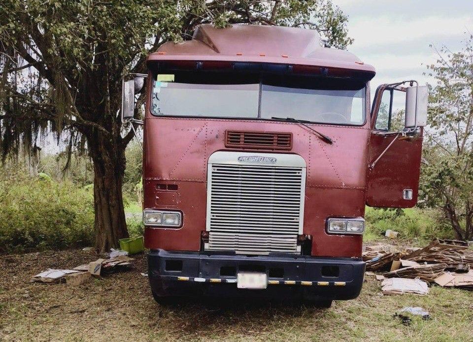 Localizan tractocamión con hidrocarburo y recuperan camión robado