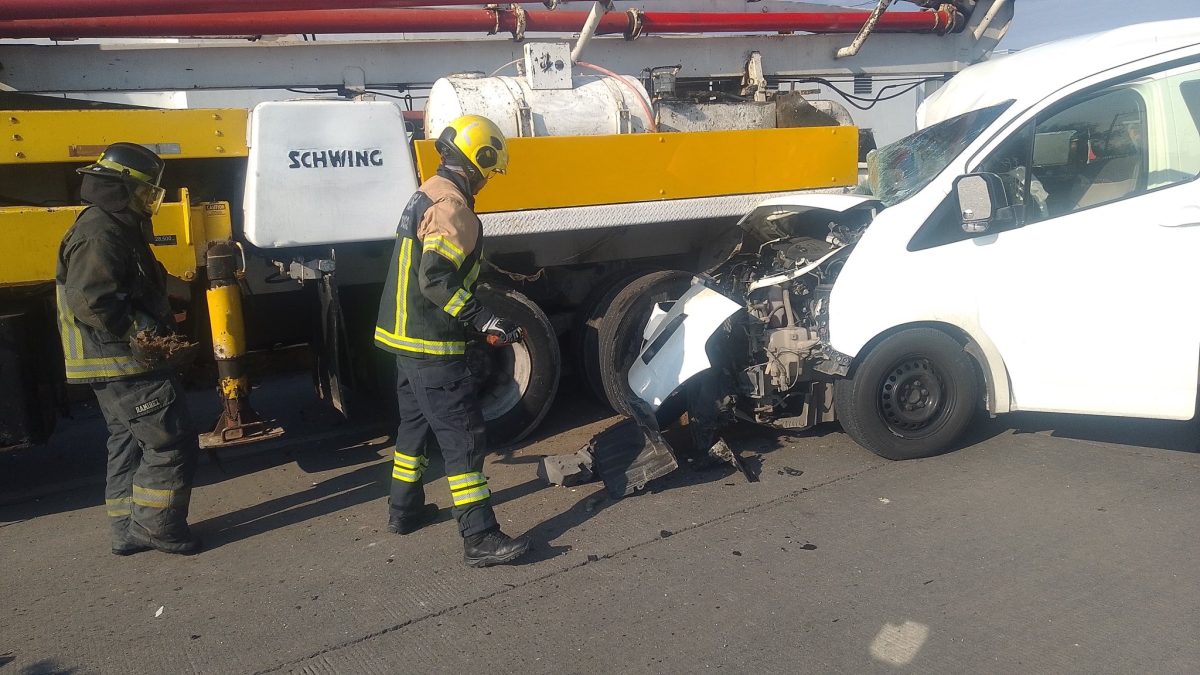 Chofer choca contra camión de carga; se quedó dormido