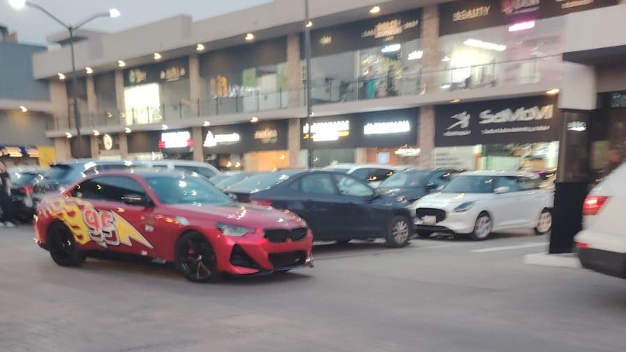 Rayo McQueen juega arrancones por las calles de Puebla
