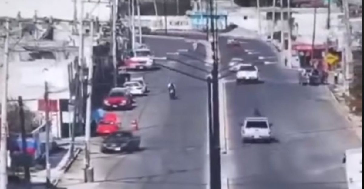 Familia sale proyectada tras choque en carretera de Acajete