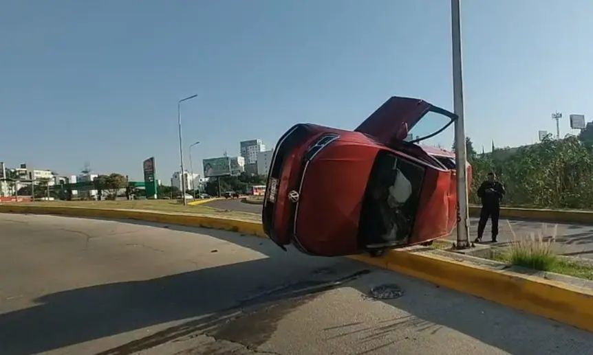 Conductor perseguido vuelca su auto cerca del CIS