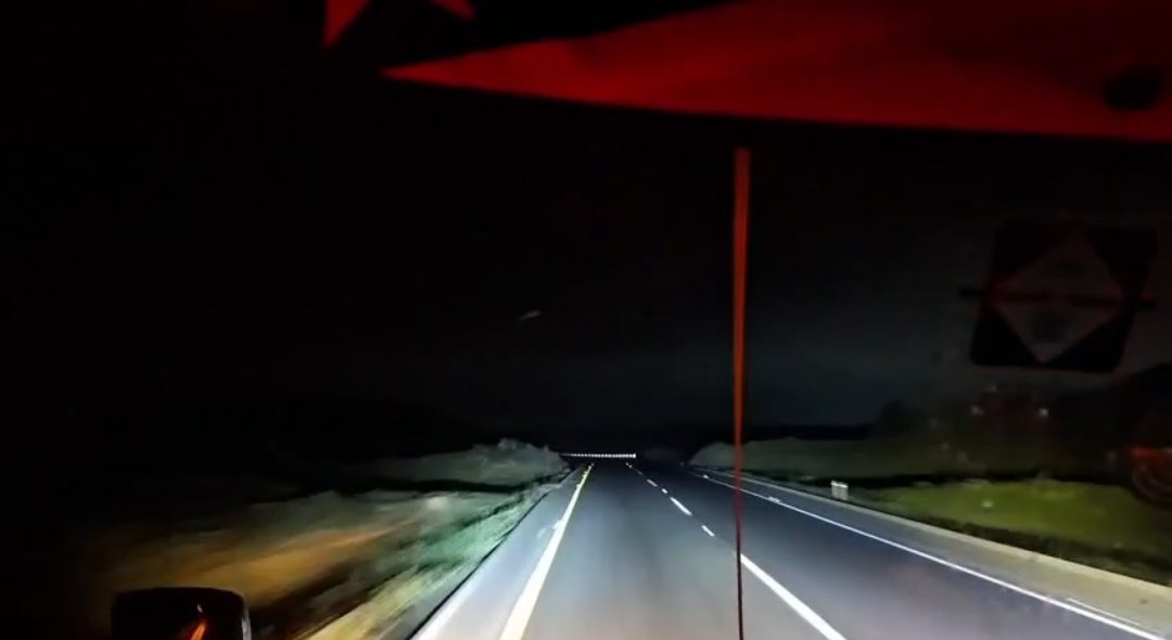Trailero evade asalto y atropella a ladrón en Cumbres de Maltrata