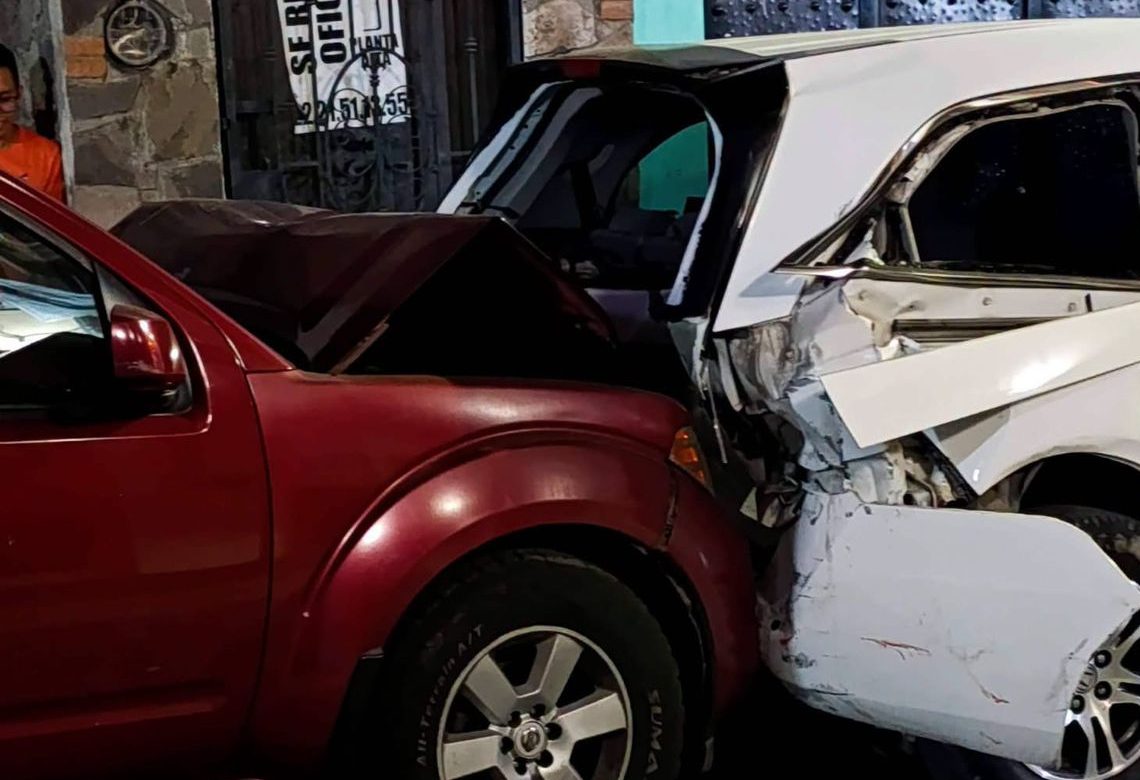 Ebrio imprudente impacta 5 carros en Atlixco