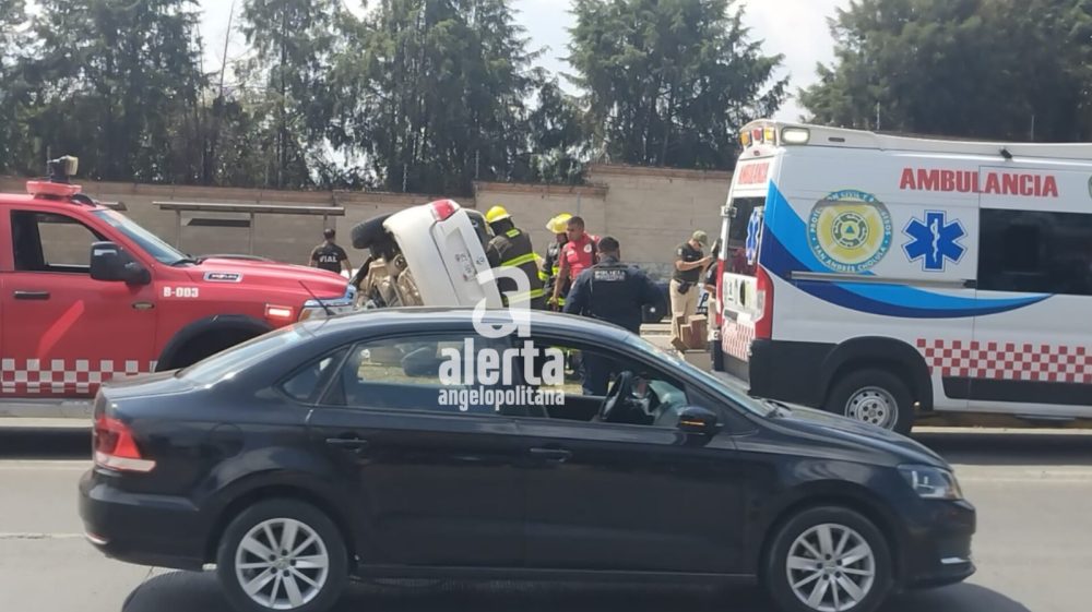 Muere masculino tras volcadura en la Vía Atlixcáyotl