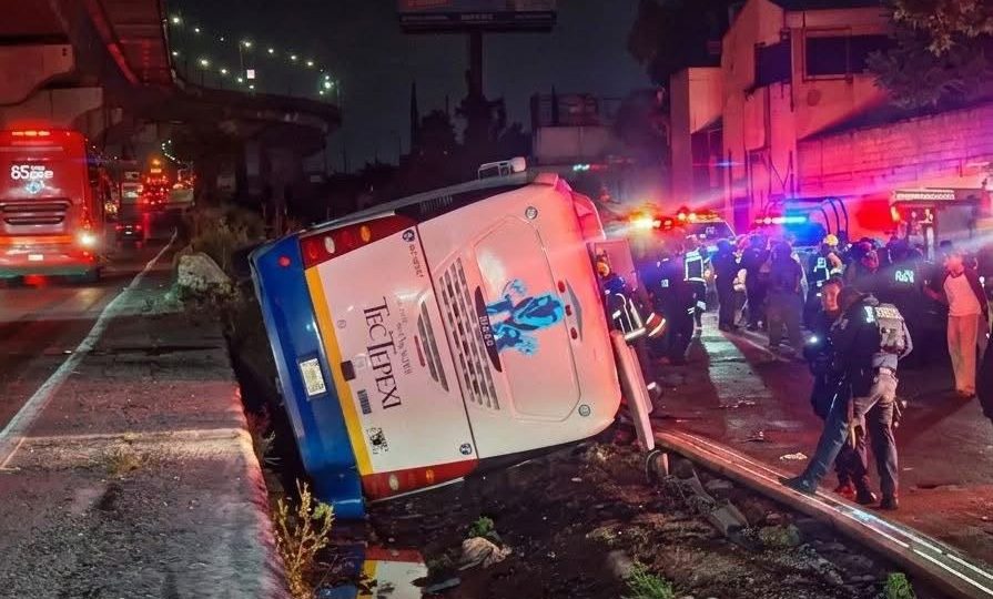 Volcadura de camión deja nueve alumnos heridos