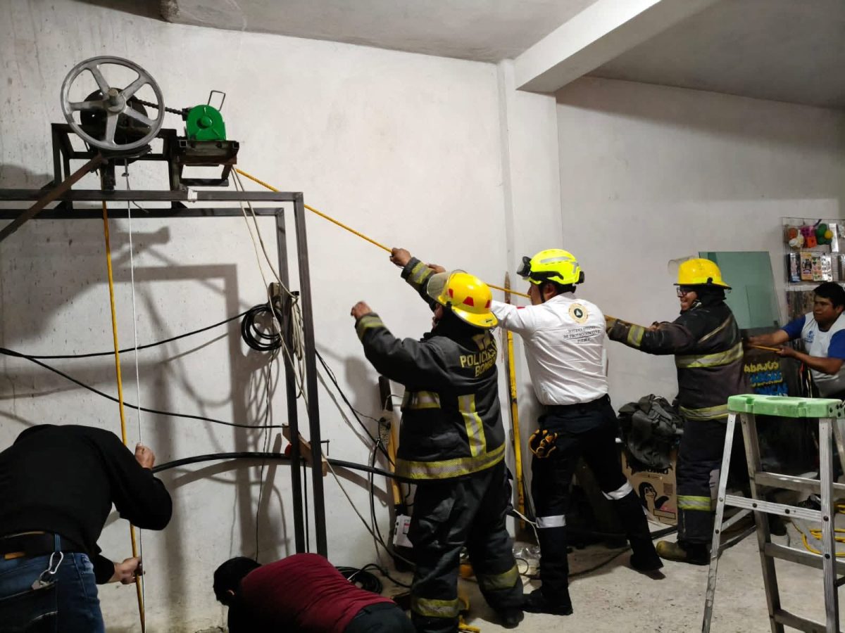 Rescatan a dos personas tras caer a un pozo en San Pedro Cholula